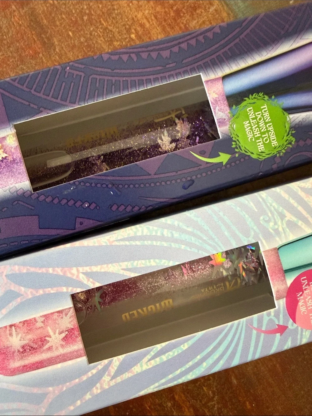 it cosmetics Wicked Limited Edition Dual-Color Foundation Brushes - Green & Pink
